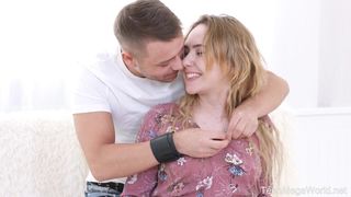 Страстный трах молодой пары на белом диване во время свидания