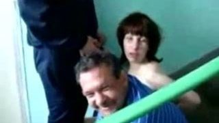 Пьяная русская баба ублажает чувака отсосом в подъезде